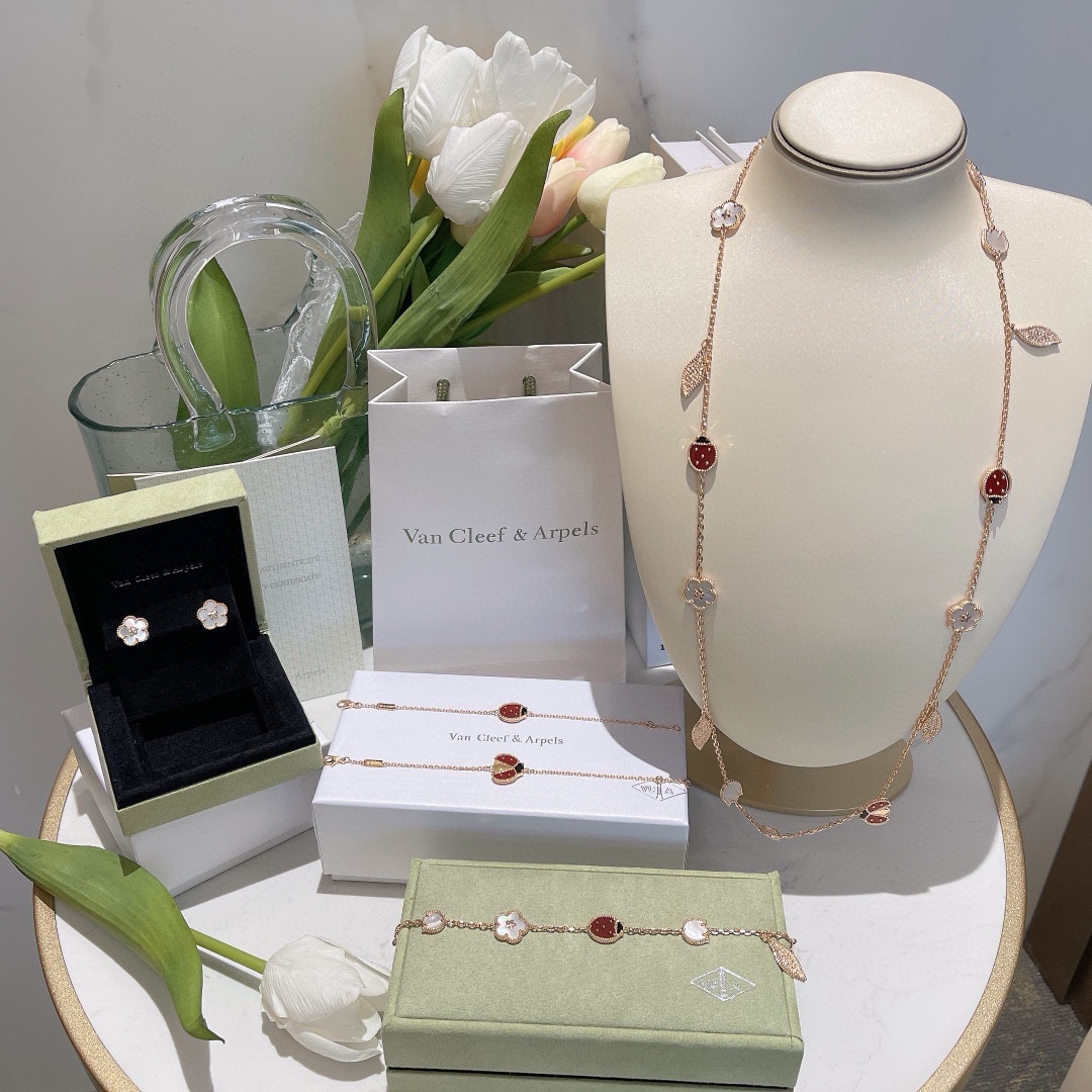 NO:632026,New Year gift VCA plum blossom lucky sring set. The taste of spring. Plum blossoms, ladybug leaves, each pattern is very delicate and smart, the color matching is also very gentle, Cardia high-end jewelry19860909新春礼物 VCA梅花lucky sring套装 春天的味道梅花瓢虫叶子每个图案都非常精致灵动配色也很温柔,,卡迪亚高端饰品,Jewelry