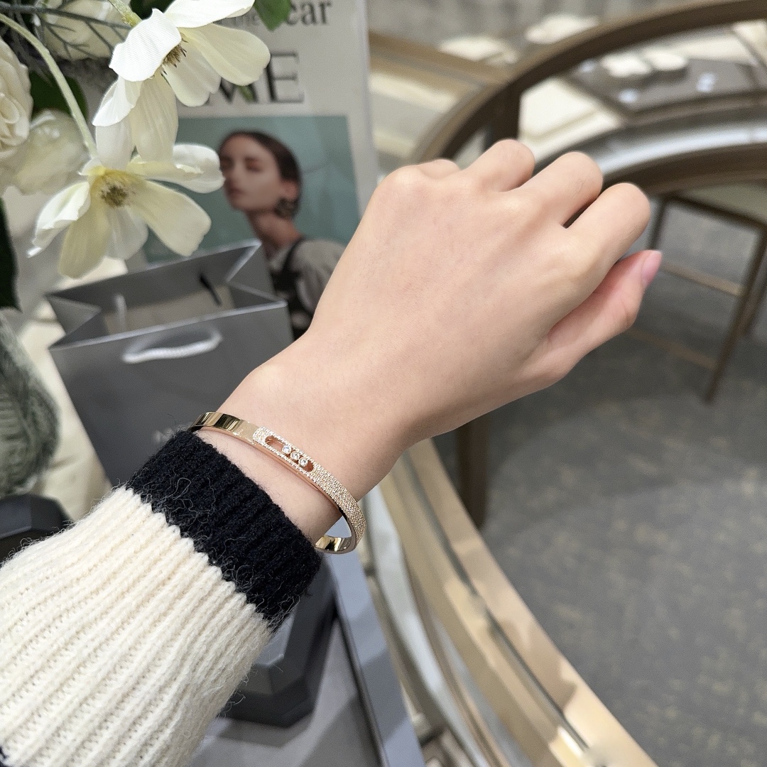 NO:677781,XH001# Smart Luxury Diamond Bracelet The hard thin bracelet of the Noa series is a veritable iconic work of MESSIKA. It is safe, firm and easy to take off and take off. This very important bracelet combines  move's classic sliding diamond design, the overall matching is simple, the metal lines are like a soft, dazzling gold ribbon, wrapping around the wrist in a gorgeous way, accompanying women in daily life and the most memorable precious moments, bracelet, Cartier high-end jewelry19860909XH001#灵动豪华钻石手镯 Noa 系列的硬质细手镯是MESSIKA 名副其实的标志性作品.安全牢固又可以轻松脱戴的开合方式,这个很重要手镯结合了 move经典的滑动钻石设计,整体搭配简约,金属线条宛如轻柔缱绻、璀璨夺目的金质缎带,以华美的方式环绕手腕,在日常和最值得纪念的珍贵时刻与女性相伴,,bracelet,卡迪亚高端饰品,Jewelry