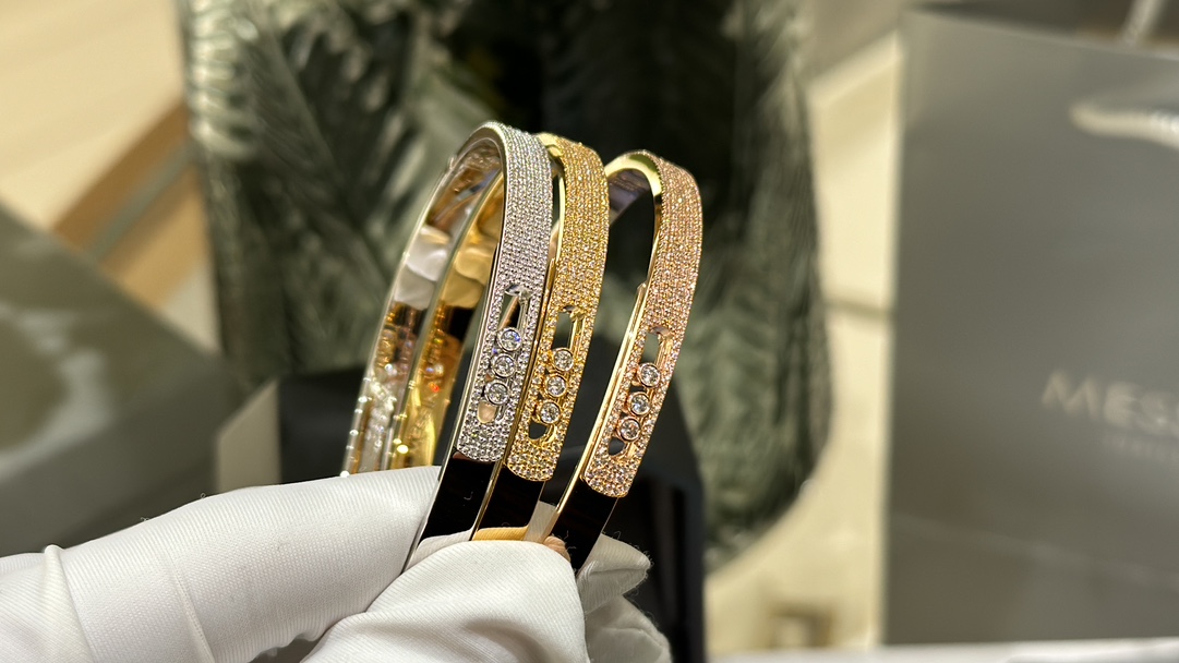 NO:631337,Smart Luxury Diamond Bracelet The hard thin bracelet of Messika's MOVE Noa series is a veritable iconic work of MESSIKA. It is safe and secure and can be easily taken off and on. This very important bracelet combines move's classic sliding diamond design with a simple overall design. The metal lines are like a soft, dazzling and dazzling gold ribbon, which wraps around the wrist in a gorgeous way, accompanying women in daily life and the most memorable precious moments.  Three gold selection year-end special offer 88350, bracelet, Cartier high-end jewelry19860909灵动豪华钻石手镯 Messika梅西卡 MOVE Noa 系列的硬质细手镯是MESSIKA 名副其实的标志性作品.安全牢固又可以轻松脱戴的开合方式,这个很重要手镯结合了 move经典的滑动钻石设计,整体搭配简约,金属线条宛如轻柔缱绻、璀璨夺目的金质缎带,以华美的方式环绕手腕,在日常和最值得纪念的珍贵时刻与女性相伴 三金选年终特惠88350,,bracelet,卡迪亚高端饰品,Jewelry