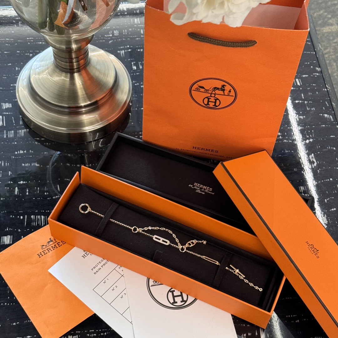 NO:631467,Anchor Chain Lariat Diamond Bracelet Hermes' new full diamond pig nose bracelet is here. It's really sparkly. Brand new Hermes 18k rose gold 88280, hermes, hermes, bracelet, Cartier high-end jewelry19860909锚链套索钻石手链 爱马仕新款满钻猪鼻子手链来啦 真的好闪哦全新Hermes 18k玫瑰金88280,,hermes,hermes,bracelet,卡迪亚高端饰品,Jewelry