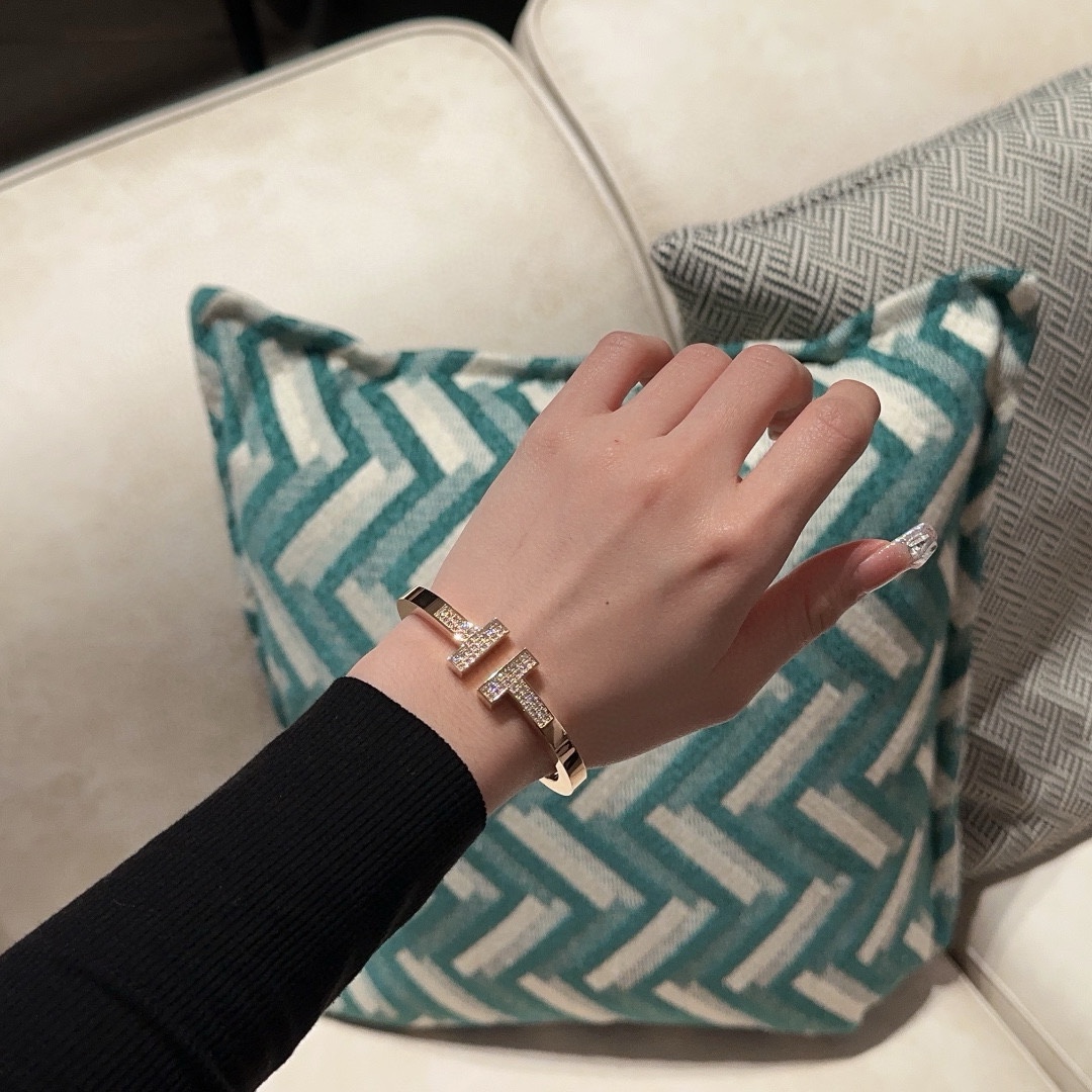 NO:631334,T-shaped square diamond bracelet, classic casual fashion item, casual with a touch of sophistication, available in two sizes, boys also have year-end special offer 88350,,bracelet,Cardia high-end jewelry19860909T字方形镶钻手镯 经典休闲时尚单品 休闲带点精致 大小两个号 男生也年终特惠88350,,bracelet,卡迪亚高端饰品,Jewelry