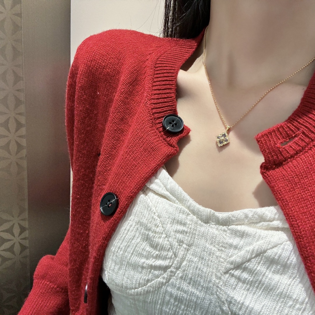 NO:631220,Sapphire necklace, brushed four-leaf clover gemstone necklace, Buccellati Opera House Oera small necklace, retro, fashionable and versatile high-end item, Italian brushed craftsmanship is exquisite ♀ Exquisite, delicate and versatile, New Year's special 88260, not much in stock, necklace, Cartier high-end jewelry19860909蓝宝石项链拉丝四叶草宝石项链 布契拉提歌剧院Oera小号项链 复古时髦百搭高级单品 意大利拉丝工艺绝美♀ 精致秀气百搭,新年特惠88260,现货不多,,necklace,卡迪亚高端饰品,Jewelry