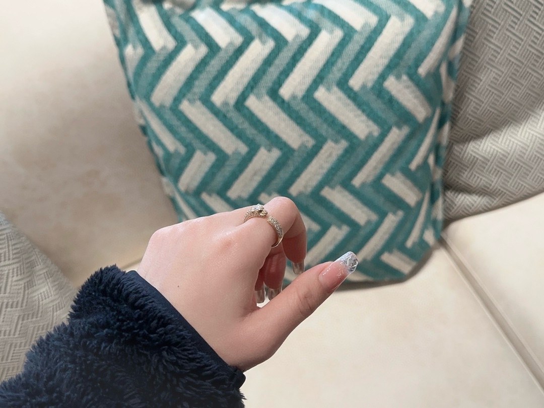 NO:631294,Leopard head mini ring inlaid with diamonds on the head and tail, Kajia Cheetah Series, a stylish ring, imported emerald, black onyx zircon inlay, thick plated 18k gold, ring, gold, Cartier high-end jewelry19860909头尾镶钻豹头迷你戒指 卡家猎豹系列 造型感十足的戒指 进口祖母绿 黑玛瑙锆石镶嵌 厚镀18k黄金,,ring,gold,卡迪亚高端饰品,Jewelry