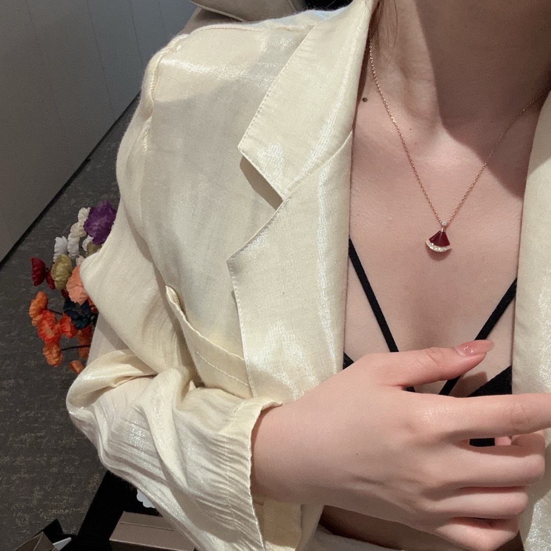 NO:632030,Baojia High-level Jewelry Craftsman #小skirt red agate necklace 88240 #Narrow version of red agate diamond bracelet, special offer 88390 thick plated 18k rose gold, exquisite and elegant, full of femininity, skirts, necklace, bracelet, Cardia high-end jewelry19860909宝家高级珠宝工艺 #小裙子红玛瑙项链88240 #窄版红玛瑙间钻手镯,特惠88390 厚镀18k玫瑰金 精致大气 女人味十足,,skirts,necklace,bracelet,卡迪亚高端饰品,Jewelry