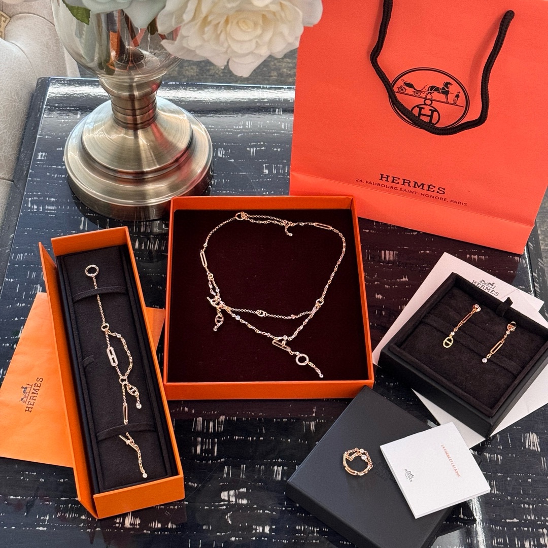 NO:631228,Anchor Chain Lariat Diamond Set Necklace/Bracelet/Ring/Earrings Hermes’ new full diamond pig nose jewelry is here. It’s really shiny. Brand new Hermes 18k rose gold, hermes, hermes, earrings, necklace, bracelet, ring, Cartier high-end jewelry19860909锚链套索钻石套装 项链/手链/戒指/耳环 爱马仕新款满钻猪鼻子首饰来啦 真的好闪哦全新Hermes 18k玫瑰金,,hermes,hermes,earrings,necklace,bracelet,ring,卡迪亚高端饰品,Jewelry