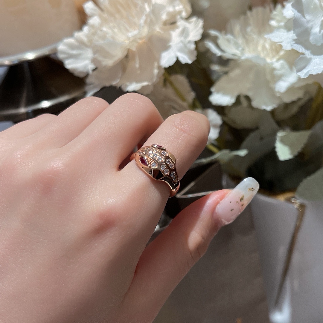NO:635673,Snake-shaped colorful gemstone ring Baojia high-end jewelry series Imported zircon hand-mounted with exquisite craftsmanship Thickly plated 18k rose gold, ring, Cartier high-end jewelry19860909蛇形彩宝戒指 宝家高级珠宝系列 进口锆石手工镶嵌 工艺精湛 厚镀18k玫瑰金,,ring,卡迪亚高端饰品,Jewelry