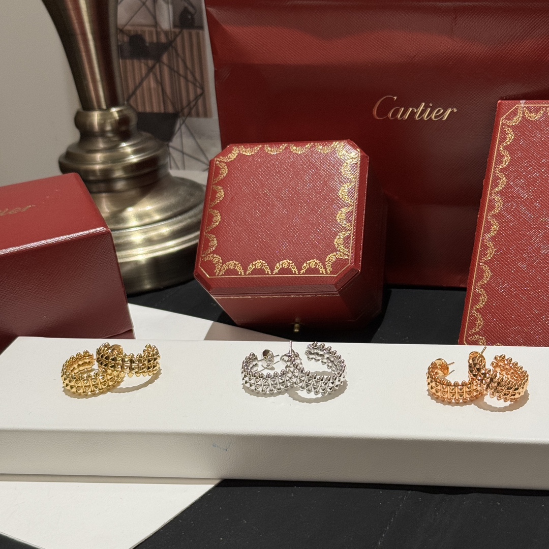 NO:765817,RE# Two rows of pointed gold earrings Clash de Cartier series boldly use rivets and round beads to design, rebellious yet elegant!  Complex craftsmanship creates a simple and elegant style, thick 18k gold plating, Cartier, earrings, Cartier high-end jewelry19860909RE#两排尖锥光金耳环 Clash de Cartier 系列 大胆运用了铆钉和圆珠设计又叛逆又优雅气质！ 复杂工艺打造简约大气风格 厚镀18k金,,cartier,earrings,卡迪亚高端饰品,Jewelry