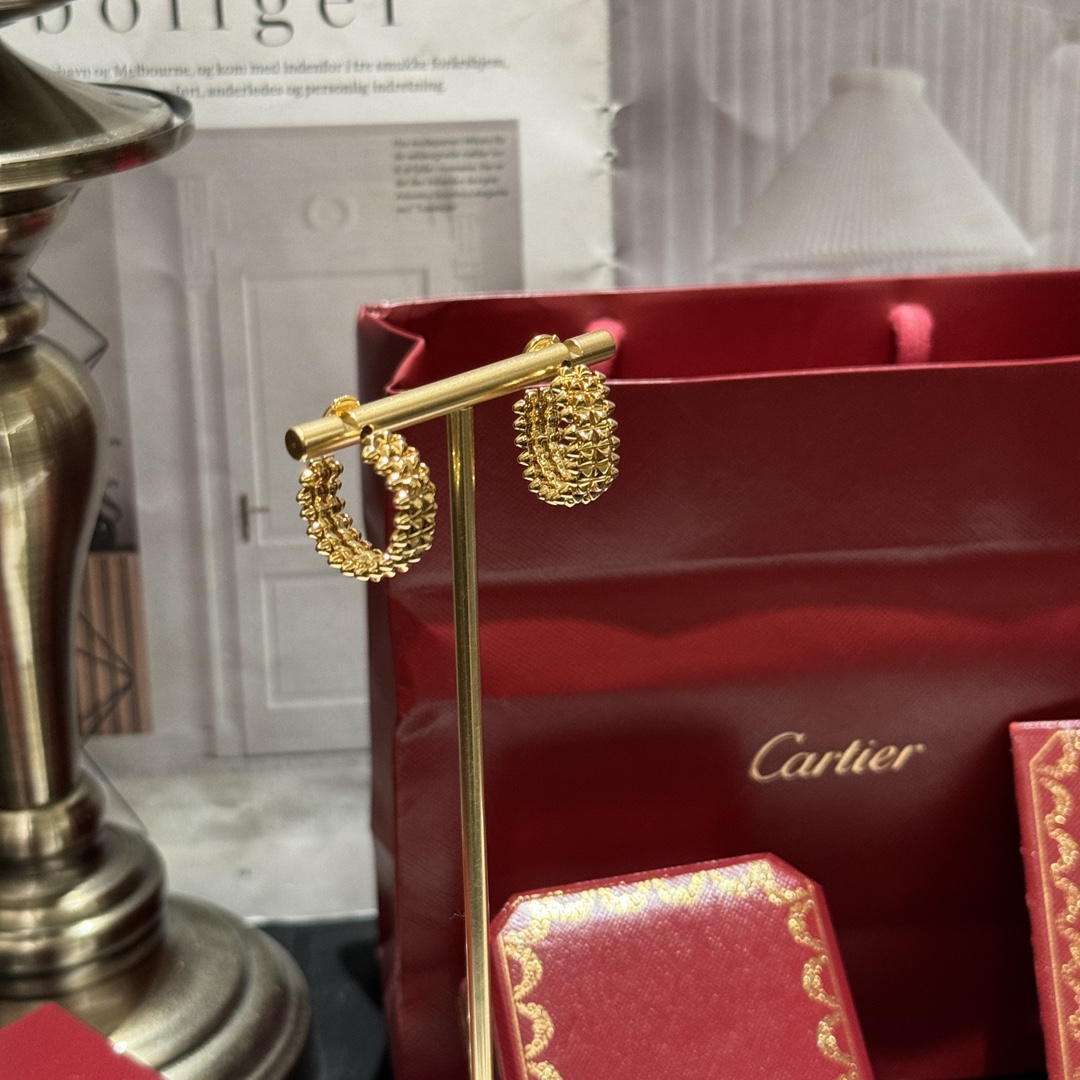 NO:765669,RE# Two rows of pointed gold earrings Clash de Cartier series boldly uses rivets and round beads design, which is rebellious and elegant!  Complex craftsmanship creates a simple and elegant style. Thick 18k gold plating, Cartier, earrings, gold, Cartier high-end jewelry19860909RE#两排尖锥光金耳环 Clash de Cartier 系列 大胆运用了铆钉和圆珠设计 又叛逆又优雅气质！ 复杂工艺打造简约大气风格 厚镀18k黄金,,cartier,earrings,gold,卡迪亚高端饰品,Jewelry