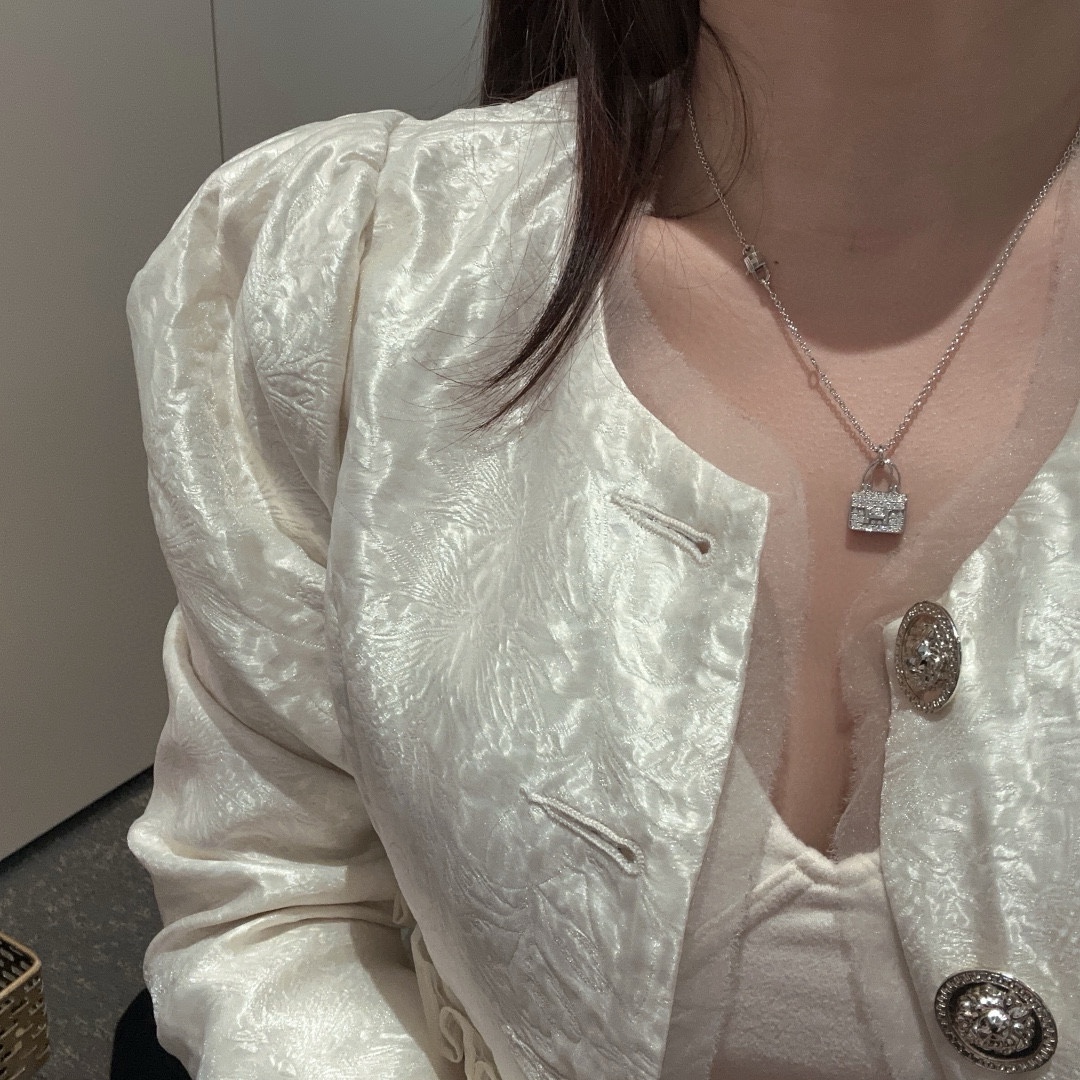 NO:631345,H Handbag all-diamond padlock necklace Z The latest cankan bag necklace The new model has a stronger three-dimensional effect and the diamonds are larger and shinier. Versatile for daily use♀88280,,necklace,Cardia high-end jewelry19860909H手提包全钻挂锁项链 Z最新款康康包项链 新款的立体感更强 钻石也比较大颗更闪 日常百搭款♀88280,,necklace,卡迪亚高端饰品,Jewelry