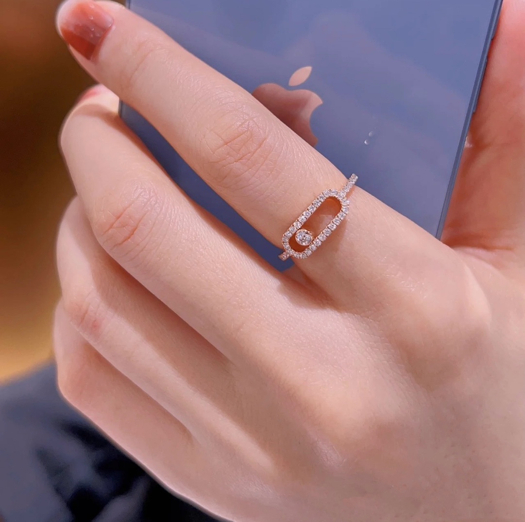 NO:677902,18K gold fortune-turning diamond bracelets, necklaces, and rings use slide setting and pave setting techniques to show the charm of diamonds from multiple angles. The sliding diamonds unlock the high-end design of this jewelry. It is beautiful, elegant and versatile. The unique design is difficult to match. Necklace, ring, bracelet, Cartier high-end jewelry1986090918K金时来运转钻石手镯,项链,戒指运用滑轨镶和铺镶工艺多个角度展示钻石的魅力 可滑动的钻石解锁了这件珠宝的高级设计好看又有气质百搭,独特的设计很难撞款的,,necklace,ring,bracelet,卡迪亚高端饰品,Jewelry