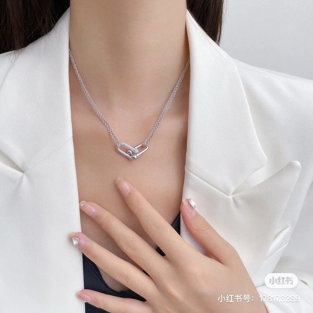 NO:631291,T# double chain double ring diamond necklace. The double rings are designed to interlock. Simple and elegant. Imported zircon is hand-inlaid. Thick gold plated 18k white gold, 88260, necklace, Cartier high-end jewelry.19860909T#双链双环镶钻项链 将双环以相互扣的设计 简约个性精致 进口锆石手工镶嵌 厚金镀18k白金,88260,,necklace,卡迪亚高端饰品,Jewelry