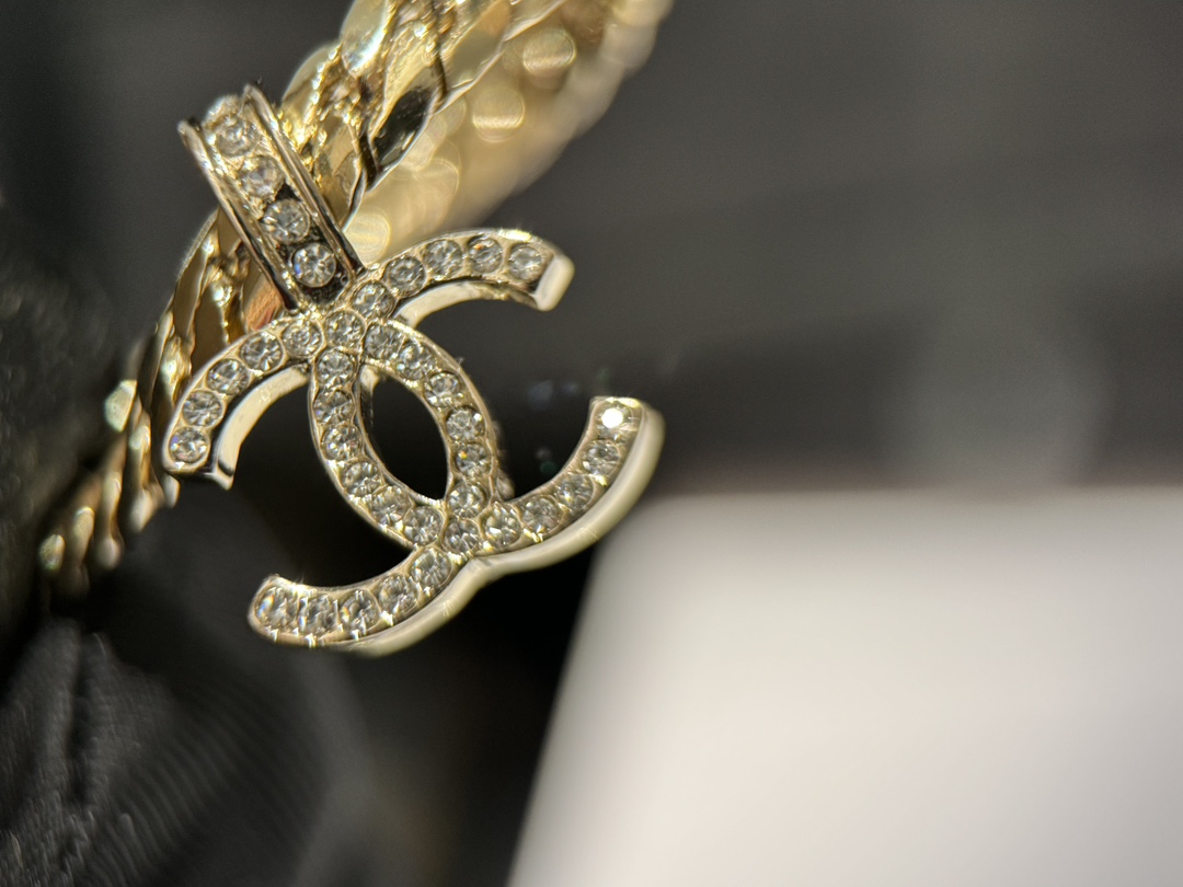 Ch@nel 24K浅金色水钻系列
浅金色镂空圆牌水钻耳钉🧚‍♀️
LOGO吊坠蛇骨链🤩
简约百搭秀气
附上上身图📷