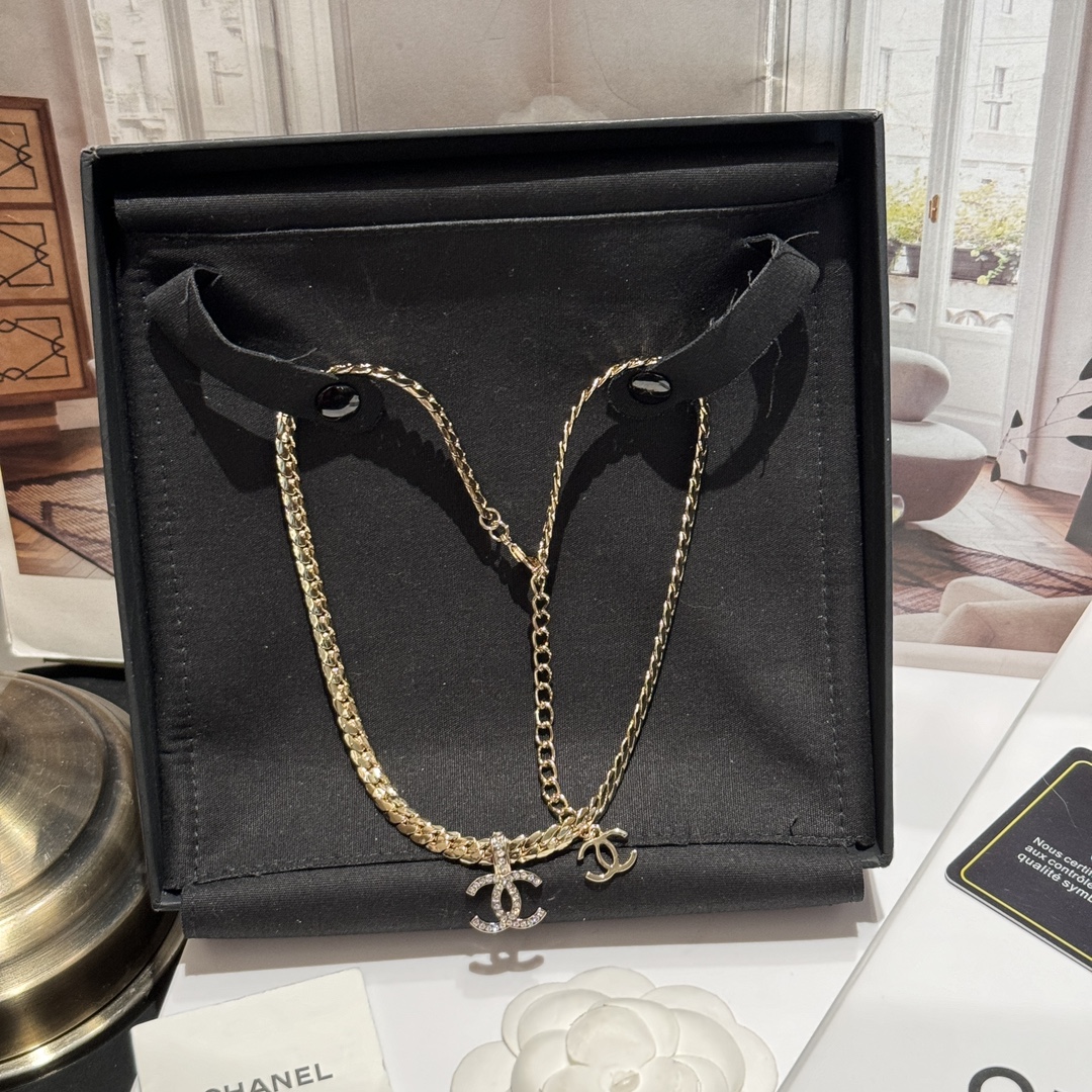 Ch@nel 24K浅金色水钻系列
浅金色镂空圆牌水钻耳钉🧚‍♀️
LOGO吊坠蛇骨链🤩
简约百搭秀气
附上上身图📷