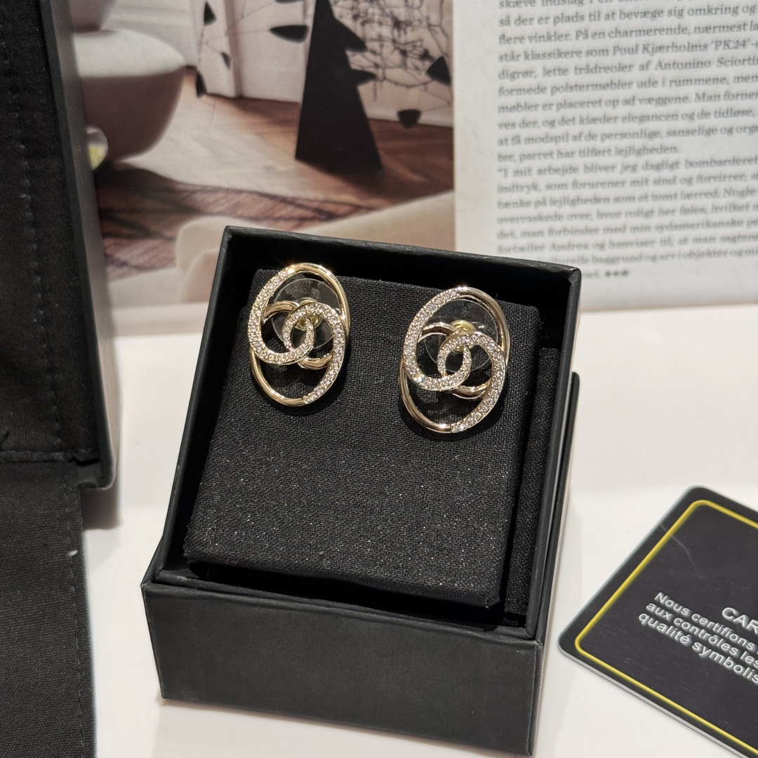 Ch@nel 24K浅金色水钻系列
浅金色镂空圆牌水钻耳钉🧚‍♀️
LOGO吊坠蛇骨链🤩
简约百搭秀气
附上上身图📷