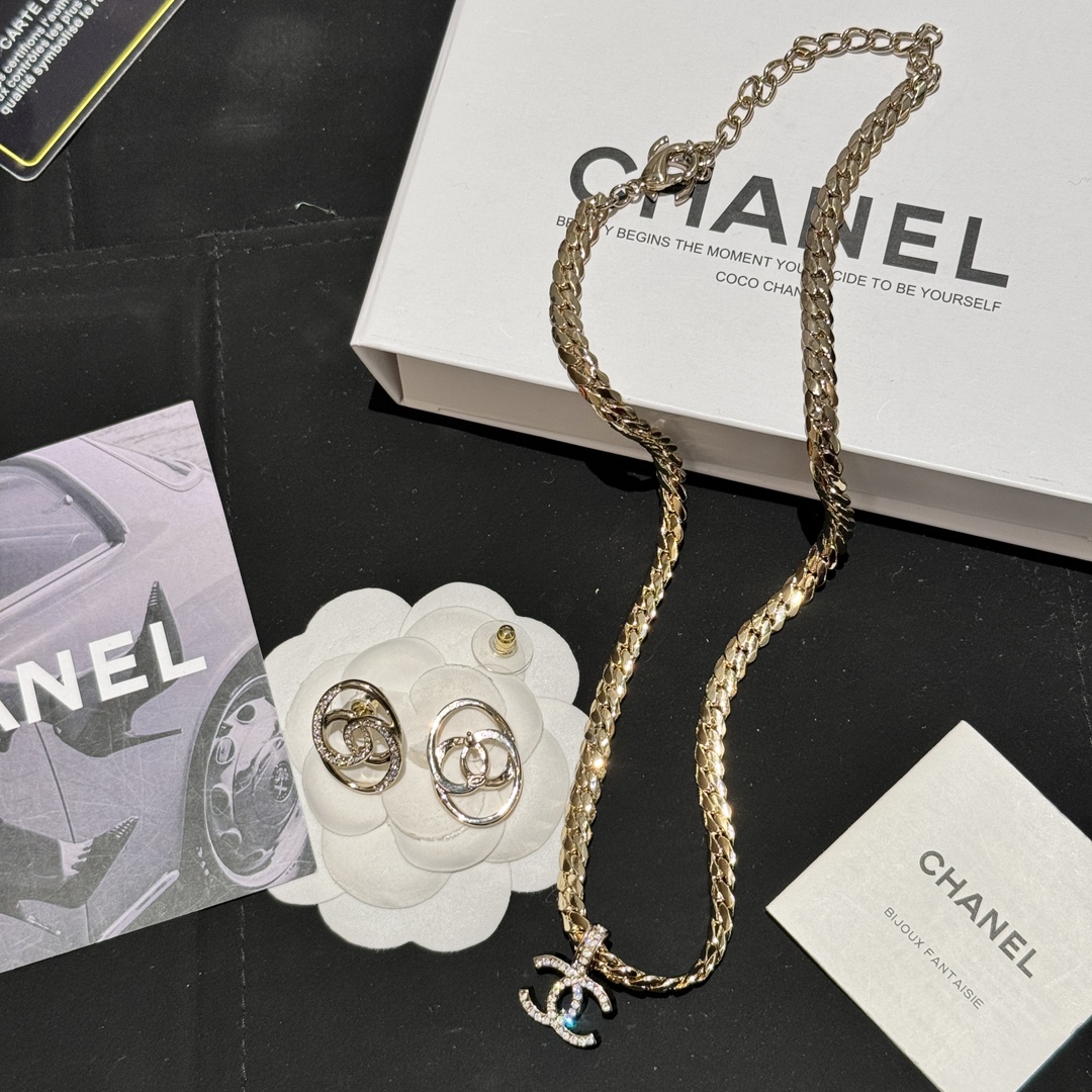 Ch@nel 24K浅金色水钻系列
浅金色镂空圆牌水钻耳钉🧚‍♀️
LOGO吊坠蛇骨链🤩
简约百搭秀气
附上上身图📷