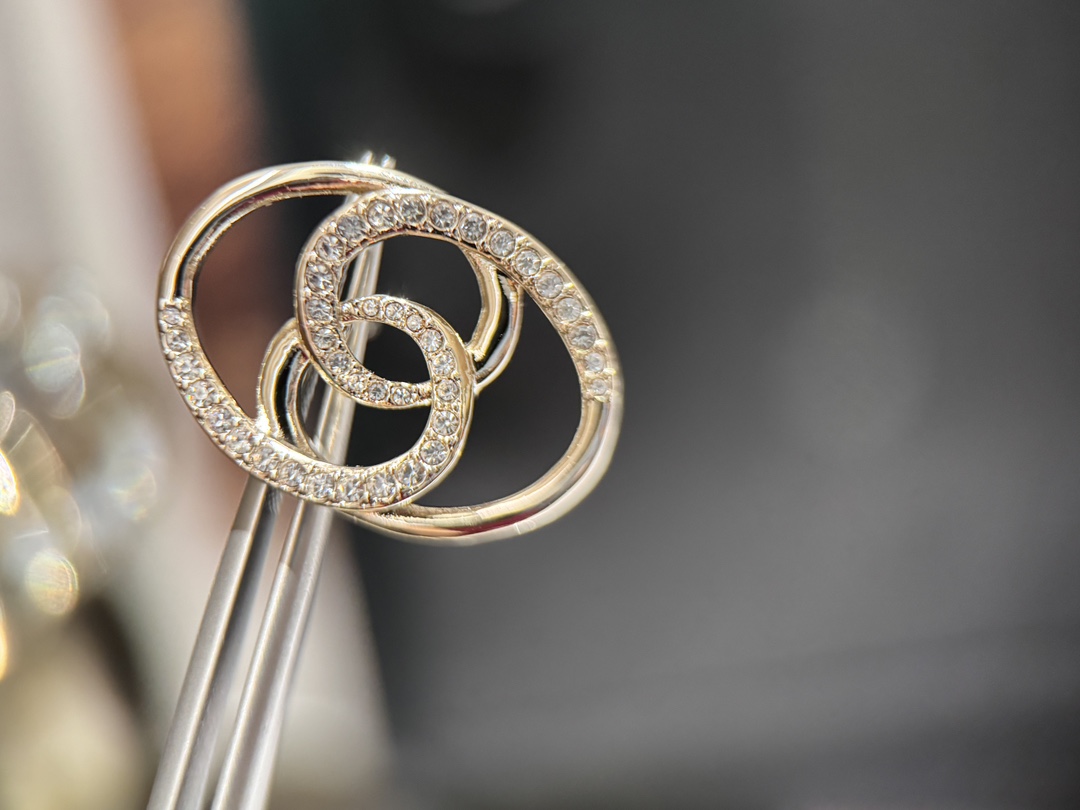 Ch@nel 24K浅金色水钻系列
浅金色镂空圆牌水钻耳钉🧚‍♀️
LOGO吊坠蛇骨链🤩
简约百搭秀气
附上上身图📷