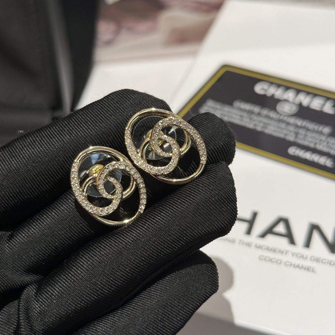 Ch@nel 24K浅金色水钻系列
浅金色镂空圆牌水钻耳钉🧚‍♀️
LOGO吊坠蛇骨链🤩
简约百搭秀气
附上上身图📷