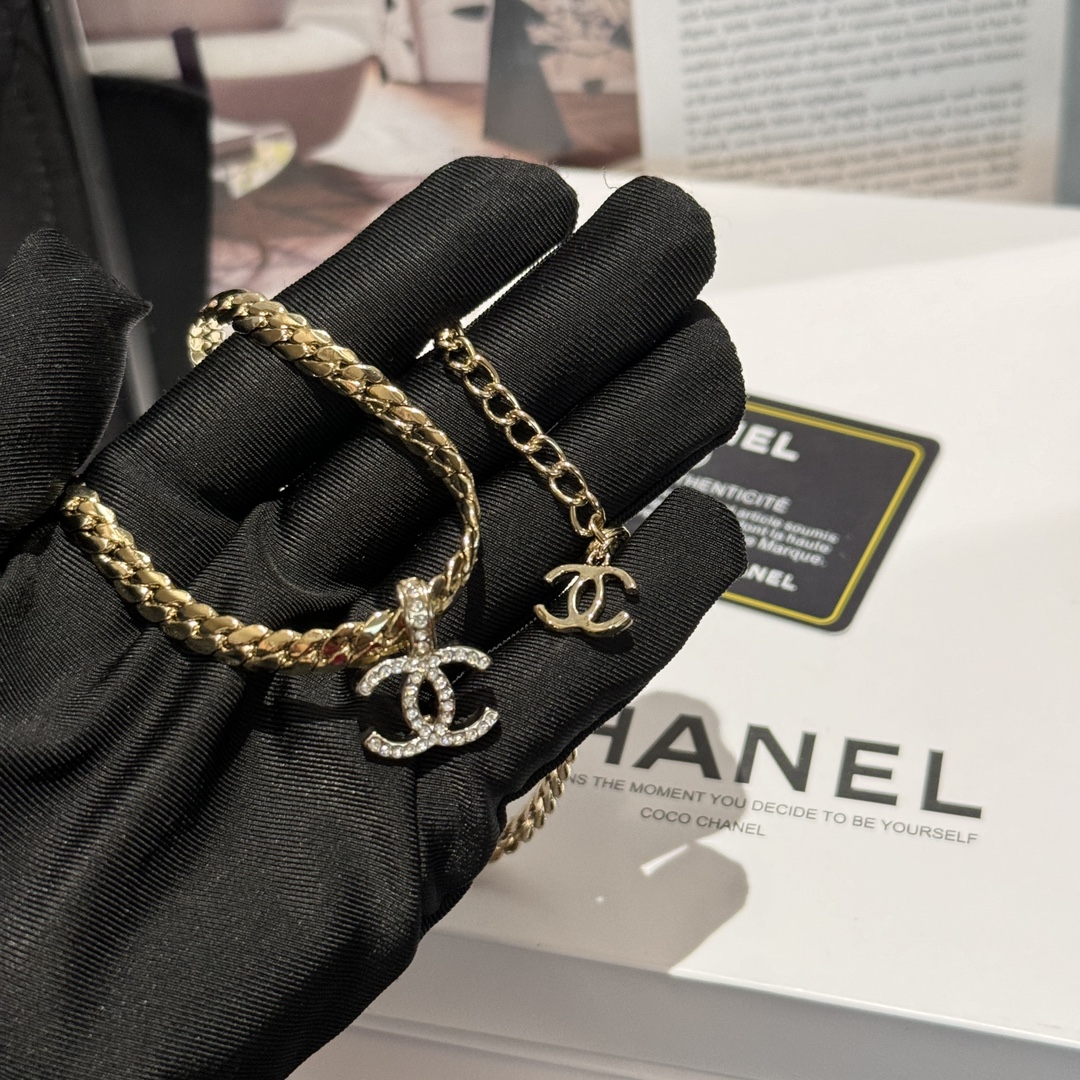 Ch@nel 24K浅金色水钻系列
浅金色镂空圆牌水钻耳钉🧚‍♀️
LOGO吊坠蛇骨链🤩
简约百搭秀气
附上上身图📷