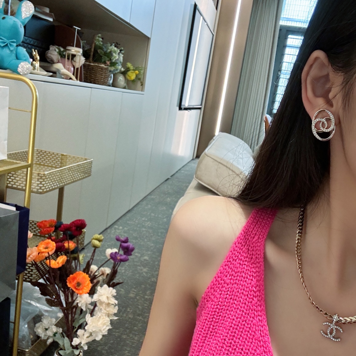 Ch@nel 24K浅金色水钻系列
浅金色镂空圆牌水钻耳钉🧚‍♀️
LOGO吊坠蛇骨链🤩
简约百搭秀气
附上上身图📷