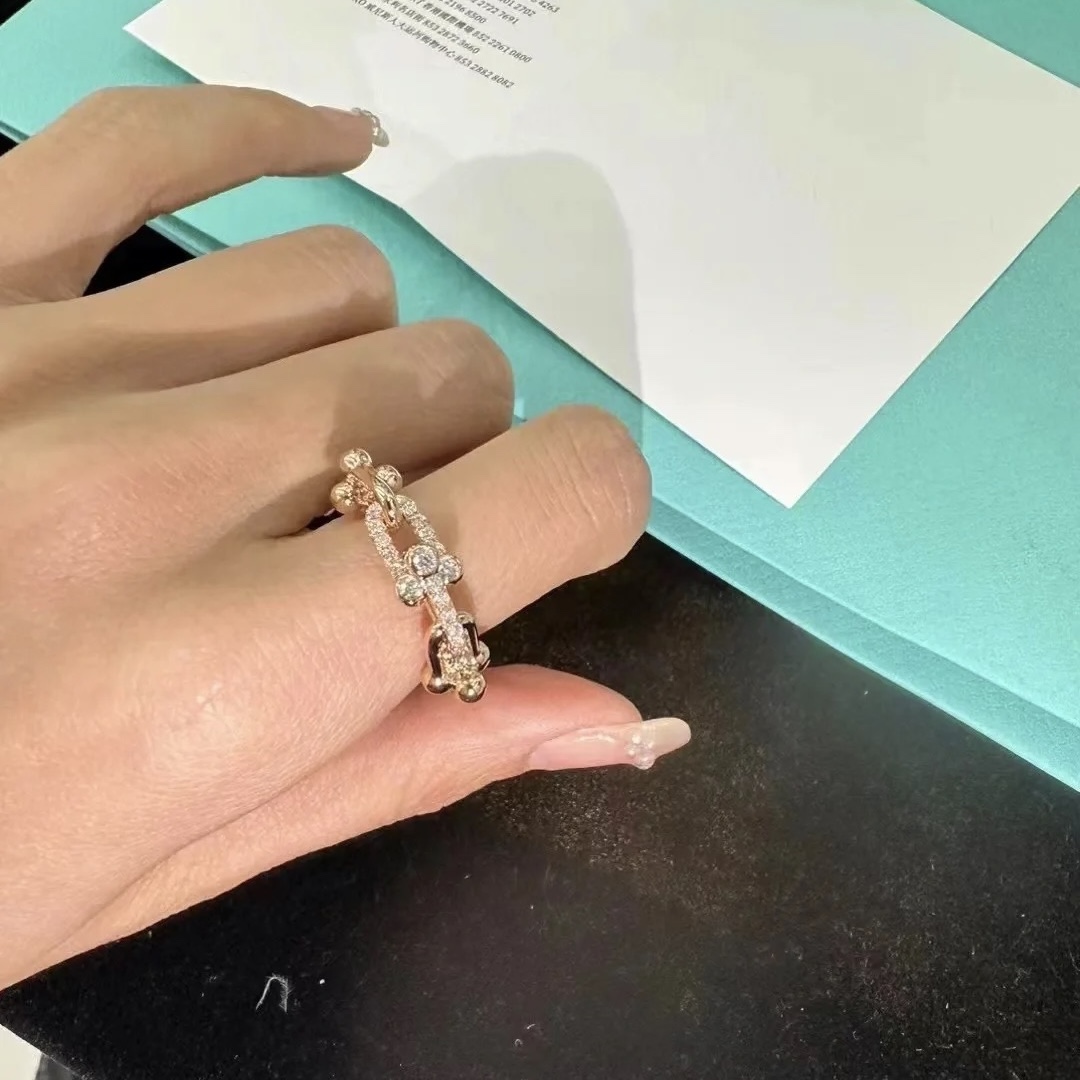 NO:634310,TR116# chain ring set with diamonds. It is paved with round brilliant cut diamonds to embellish the symbol. It becomes the bright focus of the party. High-end fashion item. 18k rose gold, ring, Cartier high-end jewelry.19860909TR116#链环镶钻戒指 以圆形明亮式切割钻石铺镶点缀标志性, 成派对璀璨焦点 高级时尚单品 18k玫瑰金,,ring,卡迪亚高端饰品,Jewelry