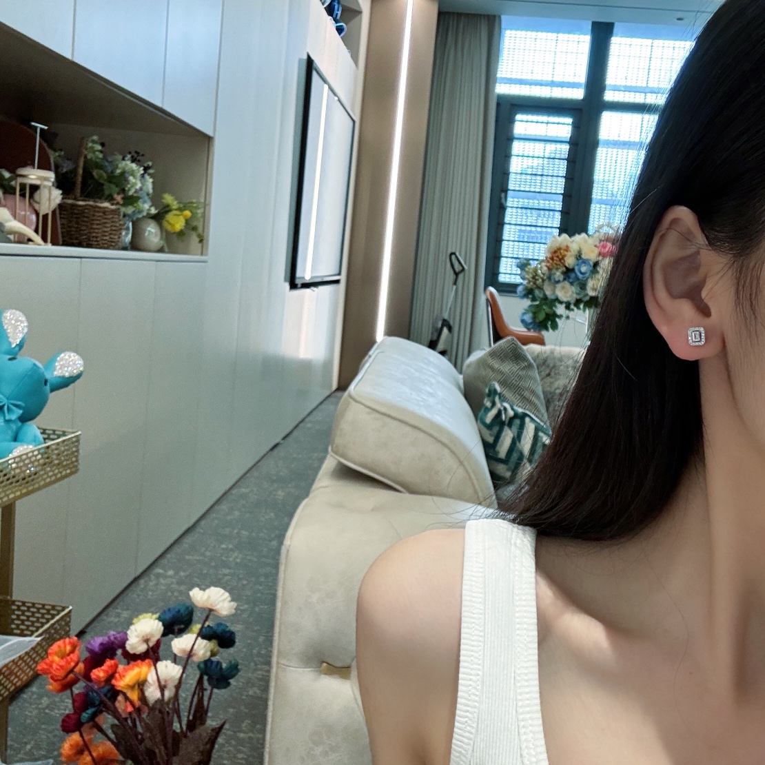 NO:677786,XE# Waterdrop Square Diamond Earrings MESSIKA/My twin series This diamond earrings can be worn in several ways. It is composed of two parts, the earring part and the earrings are separated separately. When the earrings are combined into earrings, they are worn. 4 crotch adjustment holes. Adjust the appropriate height according to the size of your earlobes. earrings, Cardia high-end jewelry19860909XE#水滴方形钻石耳环 MESSIKA/My twin系列 这款钻石耳环有好几种戴法 由两部分组成耳坠部分和耳钉单独分开 当耳钉组合成耳坠佩戴 4裆调节孔 根据自己耳垂的大小调节合适的高度,,earrings,卡迪亚高端饰品,Jewelry