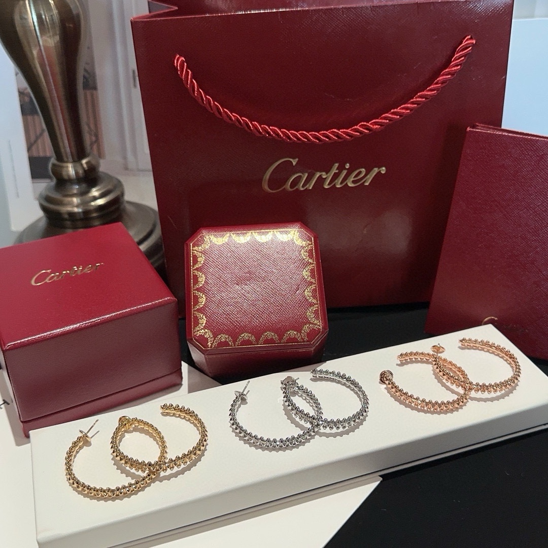 NO:631847,The Clash de Cartier series boldly uses rivets and bead designs, which are both rebellious and elegant!  Complex craftsmanship creates a simple and elegant style. Thick 18k gold plating, 88280, cartier, earrings, Cartier high-end jewelry19860909卡家#尖锥光金大号耳环 Clash de Cartier 系列 大胆运用了铆钉和圆珠设计 又叛逆又优雅气质！ 复杂工艺打造简约大气风格 厚镀18k金,88280,,cartier,earrings,卡迪亚高端饰品,Jewelry