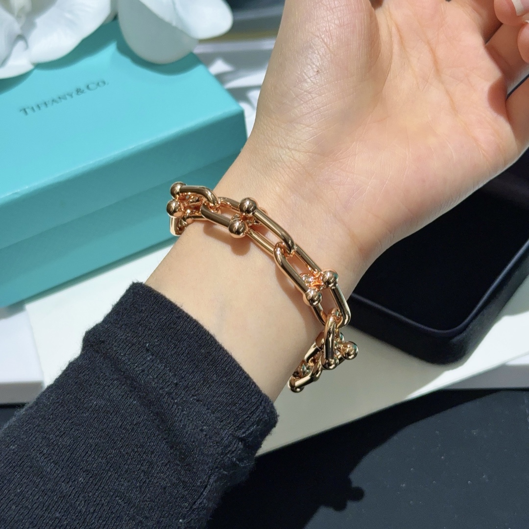 NO:631303,Tjia #chain ring light gold luxury bracelet Tjia HardWear series is individual and feminine, with modern feminine beauty without lacking classic beauty. Thickly plated 18k rose gold, limited time special offer 88230,,bracelet,Cardia high-end jewelry19860909T家#链环光金豪华手链 T家HardWear 系列 个性又柔美 拥有现代的女性美态 又不缺经典美 厚镀18k玫瑰金,限时特惠88230,,bracelet,卡迪亚高端饰品,Jewelry