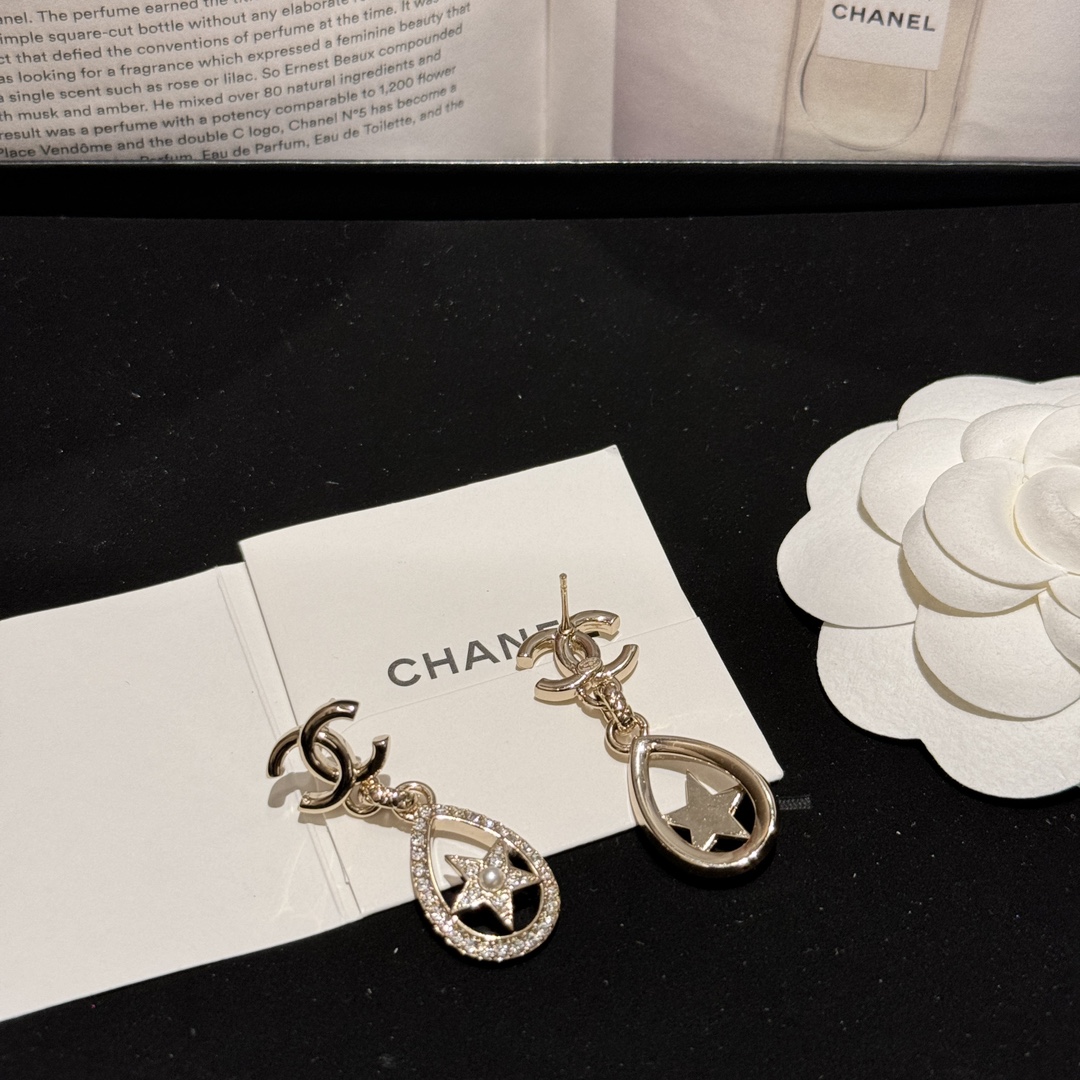 Chanel镂空五星珍珠坠耳环 4