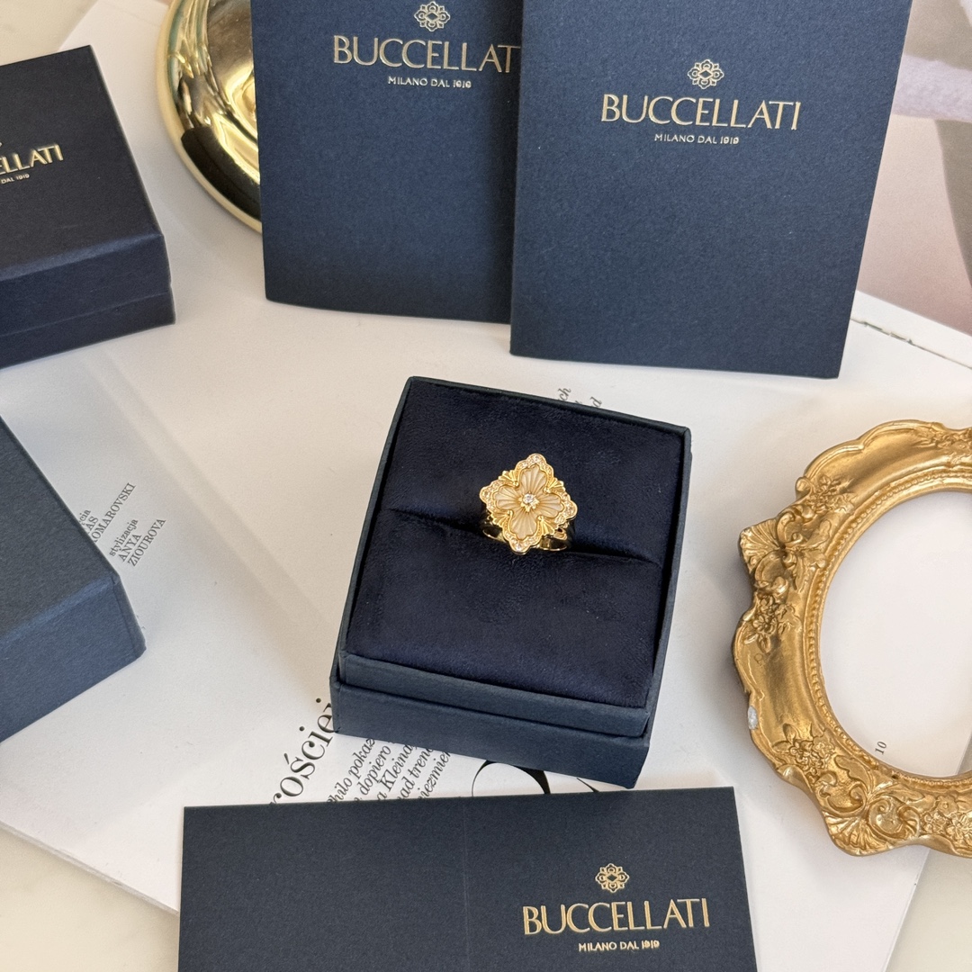 NO:631351,First release in the market. Buccellari brushed four-leaf clover white mother-of-pearl ring. Retro, fashionable and versatile high-end item. Italian brushed craftsmanship is exquisite♀. White mother-of-pearl is a must-have for gentle fairies. Thickly plated 18k gold, code number, limited time special offer 88240, ring, gold, Cartier high-end jewelry19860909全市场首发 布契拉提拉丝四叶草白贝母戒指 复古时髦百搭高级单品 意大利拉丝工艺绝美♀ 温柔仙女必备白贝母 厚镀18k黄金,码数,限时特惠88240,,ring,gold,卡迪亚高端饰品,Jewelry