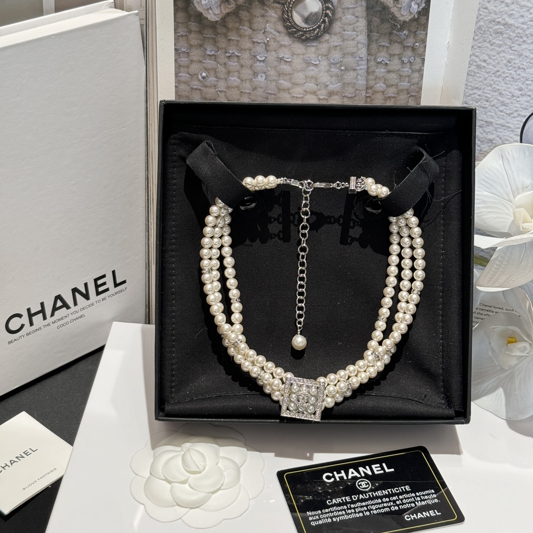 NO:104110,[Spot-in-stock] @ 24c New Square LOGO Three-layer Pearl Short Chain Necklace Silver Diamond Xiangxiang’s creativity is really endless!  , Chanel necklace19860909【现货即发】 @ 24c 新款方块LOGO三层珍珠短链项链 银钻 香香的创意真是无止境！,香奈儿项链,chanel,necklace,Jewelry