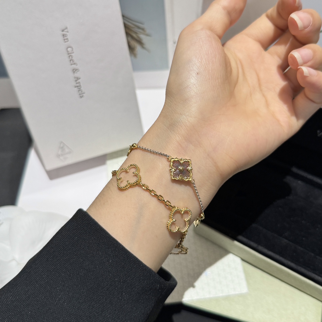 NO:631319,VCA classic high-end item New transparent crystal beaded four-leaf clover bracelet 18K gold material, thick gold plating Natural stone cutting, seamless inlay Chain body thickness, diamond buckle consistent Year-end special offer 88240,,bracelet,Cardia high-end jewelry19860909VCA经典高级单品 新款透明水晶串珠四叶草手链 18K金材质,电镀厚金 天然石金工切石,无缝镶嵌 链身粗细,菱形扣一致 年终特惠88240,,bracelet,卡迪亚高端饰品,Jewelry