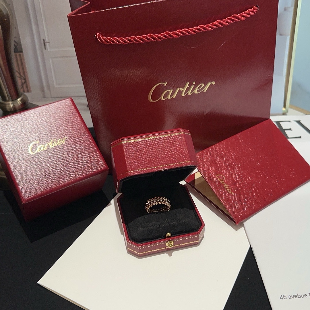 NO:631296,Two rows of cone-lit gold rings from the Clash de Cartier series boldly use rivets and bead designs, rebellious yet elegant!  The appearance design is neutral with a strong personal style. Complex craftsmanship creates a simple and elegant style. Thick 18k rose gold plating, code number, year-end special 88240,, cartier, ring, Cartier high-end jewelry19860909两排尖锥光金戒指 Clash de Cartier 系列 大胆运用了铆钉和圆珠设计 又叛逆又优雅气质！ 从外观设计中性具有强烈个人风格 复杂工艺打造简约大气风格 厚镀18k玫瑰金,码数,年终特惠88240,,cartier,ring,卡迪亚高端饰品,Jewelry
