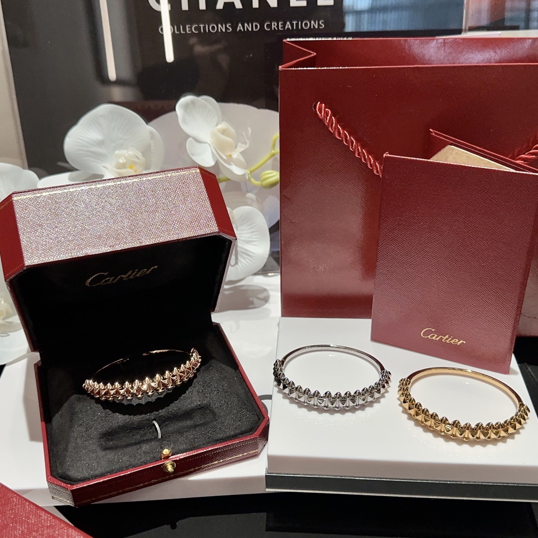 NO:677916,RH# Taper Gradient Light Gold Bracelet Clash de Cartier Series Bracelet with rivets, ball bearings and square studs. Each ball ball can rotate. The style design is very special and super eye-catching. Thick 18k plating fashion personality item, cartier, bracelet, Cartier high-end jewelry19860909RH#尖锥渐变光金手镯 Clash de Cartier 系列 铆钉、滚珠、方形饰钉的手镯 每一颗滚珠都能转动 款式设计很特别超级耐看 厚镀18k时尚个性单品,,cartier,bracelet,卡迪亚高端饰品,Jewelry