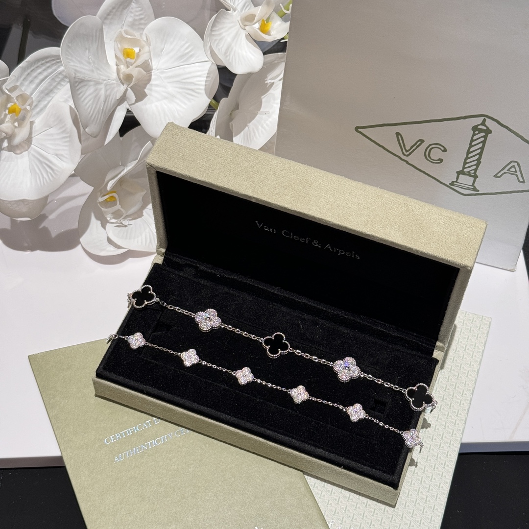 NO:633756,Newly discovered stacking combination, white gold wins!  A set of jewelry that doesn’t require any effort to match. The platinum six-flower diamond sparkling Summer Day Bracelet!  Stacked with panda bracelets, the beauty will be miraculous. Six-flower bracelet 88260, bracelet, Cartier high-end jewelry19860909新发现的叠戴组合 白金色赢麻了！ 不需要花心思搭配的一套首饰白金小六花钻光闪闪 夏日本命手链！ 和熊猫手链叠戴美出奇迹六花手链88260,,bracelet,卡迪亚高端饰品,Jewelry