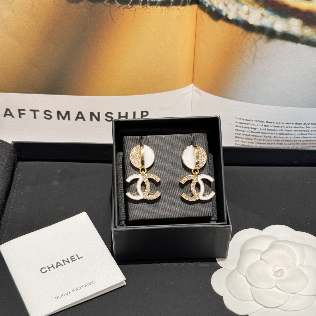 NO:101525,Chanel new style white enamel half-edged diamond earrings casual and versatile items ♀, Chanel earrings, chanel, earrings19860909香奈新款 白色珐琅半边钻耳环 休闲百搭单品 ♀,香奈儿耳钉,chanel,earrings,Jewelry