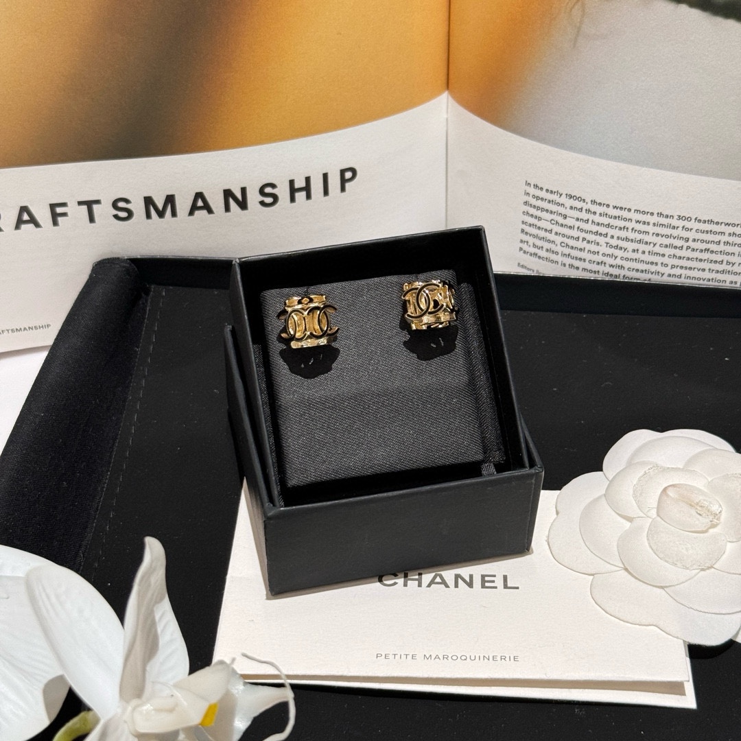 NO:101522,LOGO dice glue earrings Chanel 24K triangle black enamel logo earrings full of personality Casual versatile items, Chanel earrings, chanel19860909LOGO骰子滴胶耳钉 香奈24K三角黑珐琅logo耳钉 个性十足 休闲百搭单品,香奈儿耳钉,chanel,Jewelry