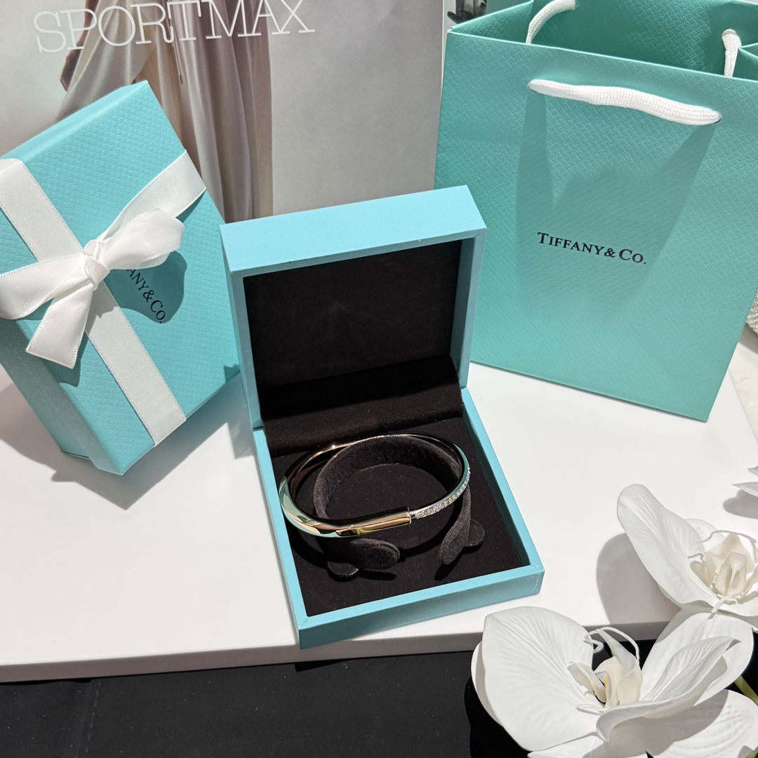 NO:710694,The exclusive first release of the Tiffany Lock series, TH072# Lock Full Diamond Bracelet# Imported zircon hand-inlaid, casual, unique and exquisite, suitable for men and women, thickly plated 18k rose gold, 88450,, bracelet, Cartier high-end jewelry19860909Tiffany Lock 系列独家首发 TH072#锁情满钻手镯# 进口锆石手工镶嵌 随性独特精致 男女佩戴 厚镀18k玫瑰金,88450,,bracelet,卡迪亚高端饰品,Jewelry