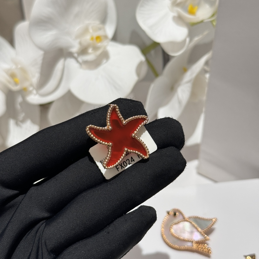 NO:677870,Lucky Animals animal brooch Van Cleef & Arels | Wear a starfish to play Ariel. Lucky Summer series brooches from Van Cleef & Arpels, sailboats, starfish and scallops, inspired by the ocean, can be used as brooches or hairpins for decoration~,, van cleef, brooch, breastpin, Cartier high-end jewelry19860909Lucky Animals动物胸针 Van Cleef & Arels | 戴上海星可以演爱丽儿来自梵克雅宝的Lucky Summer 系列胸针,帆船、海星与扇贝,源于海洋的灵感,可以作为胸针可以发卡装饰～,,van cleef,brooch，breastpin,卡迪亚高端饰品,Jewelry