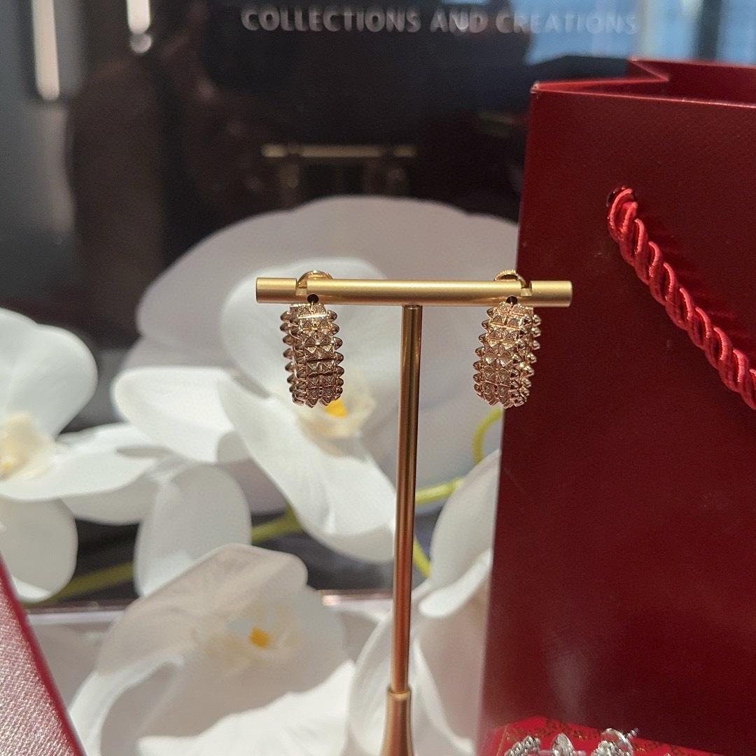 NO:765639,RE041# Two rows of tapered diamond earrings Clash de Cartier series boldly uses rivets and ball beads design, rebellious and elegant!  Complex craftsmanship creates a simple and elegant style, thick plating of 18k, cartier, earrings, Cartier high-end jewelry19860909RE041#两排尖锥钻石耳环 Clash de Cartier 系列 大胆运用了铆钉和圆珠设计 又叛逆又优雅气质！ 复杂工艺打造简约大气风格 厚镀18k,,cartier,earrings,卡迪亚高端饰品,Jewelry