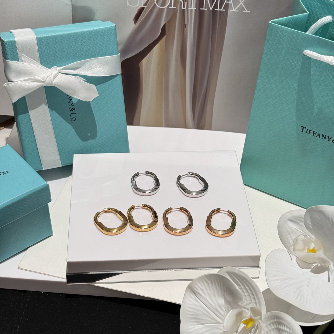 NO:631320,Tiffany's new Luck series earrings Tiffany padlock light gold earrings will make you full of aura. If you like simple lines and elegant styles, you can buy it. Thick 18k gold plated, year-end special 88230, tiffany, earrings, Cardia high-end jewelry19860909Tiffany 新款Luck 系列耳环 蒂芙尼挂锁光金耳环 让你气场全开 喜欢线条简约 大气的款式可以入手哦 厚镀18k金,年终特惠88230,,tiffany,earrings,卡迪亚高端饰品,Jewelry