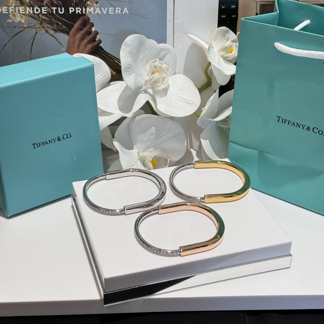 NO:633968,The exclusive first release of Tiffany Lock series # Lock Love Full Diamond Bracelet #18 Imported zircons are hand-inlaid. Casual, unique and exquisite. Wearable by men and women. Thickly plated 18k rose gold, 88450, bracelet, Cartier high-end jewelry19860909Tiffany Lock 系列独家首发 #锁情满钻手镯#18 进口锆石手工镶嵌 随性独特精致 男女佩戴 厚镀18k玫瑰金,88450,,bracelet,卡迪亚高端饰品,Jewelry