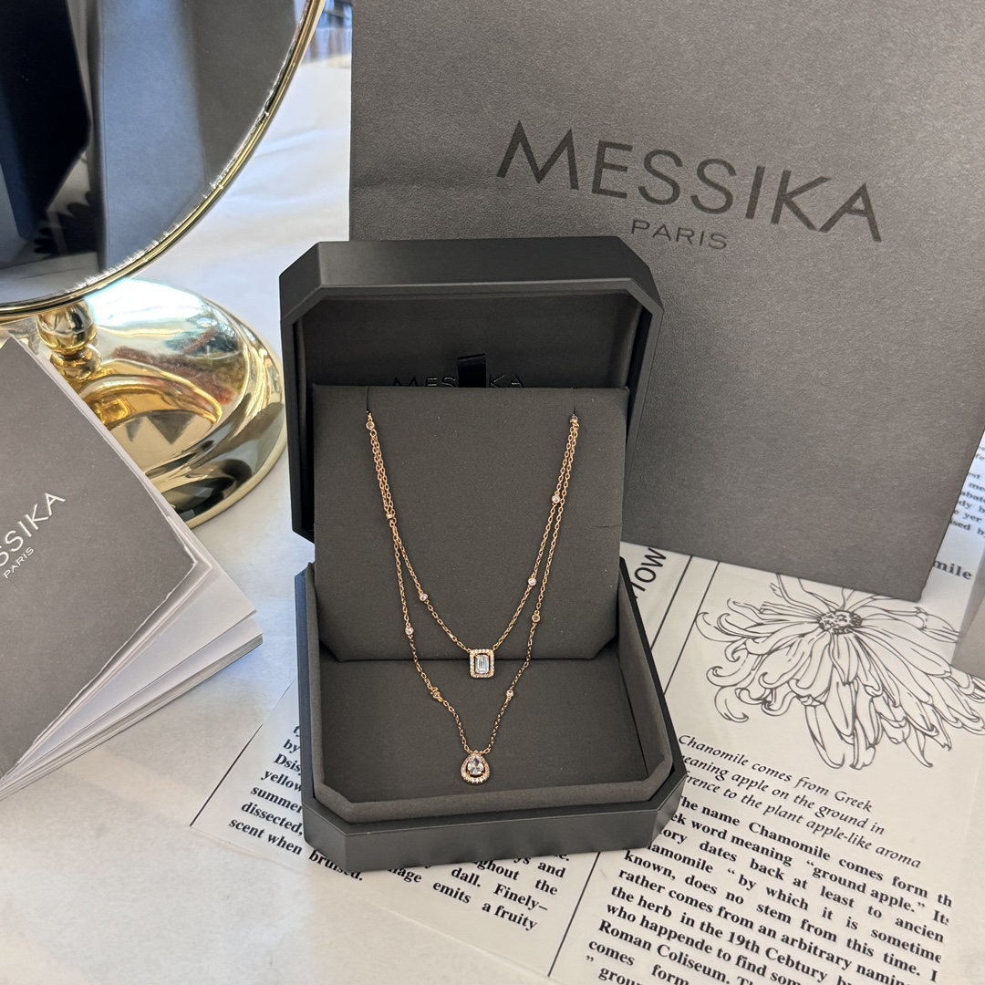 NO:881295,XD001# Water Drop Square Diamond Necklace Messika Double Layer Necklace The double layer necklace is easy to wear, sexy and charming. The diamonds seem to be suspended above the skin, which is impressive. The new style is exquisitely embellished on the chest, making it even more sexy and charming. It has a profound symbolic meaning that reflects the close connection between new students, lovers, and mothers and daughters.,,necklace, Cartier high-end jewelry19860909XD001#水滴方钻项链 Messika 双层项链 双层项链方便佩戴,性感迷人,钻石仿若悬浮于肌肤之上,令人印象深刻. 全新风格,精妙点缀于胸前,更显性感迷人.具有体现新生、情侣、母女之间紧密联系的深刻象征意义.,,necklace,卡迪亚高端饰品,Jewelry
