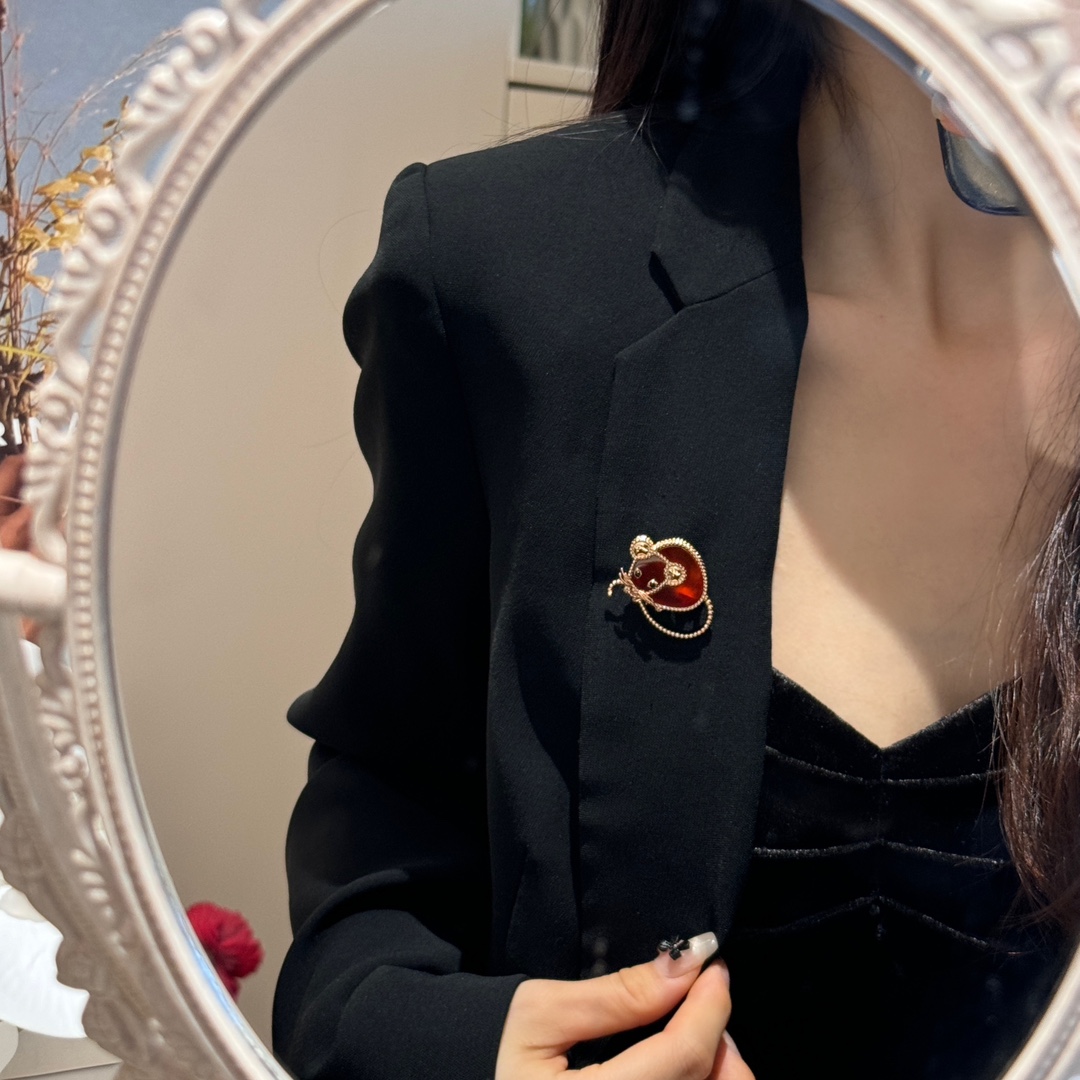 NO:677867,FX016# Mouse Brooch Van Cleef & Arpels Animal Brooch Series Lucky Animals series takes the joyful and loving nature as its theme, presenting a series of lovely animals. From the sky to the earth, these works pay tribute to the original animal world of the 'la boutique' series created by the family since the 1990s in a fun way, van cleef, brooch, breastpin, Cartier high-end jewelry19860909FX016#老鼠胸针 梵克雅宝动物胸针系列 Lucky Animals系列以欢乐慈爱的大自然为主题,呈献一系列可爱的动物.从穹苍至大地,这些作品以趣味的方式向世家自年代起创作的“la boutique”系列原创动物世界致意,,van cleef,brooch，breastpin,卡迪亚高端饰品,Jewelry