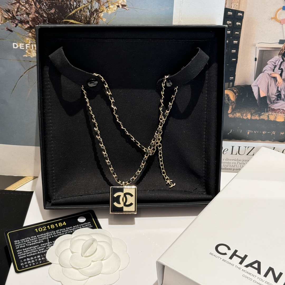 NO:104100,Chanel 24a new style, light gold black LOGO square leather necklace, elegant and fashionable!  Half color splicing design, casual temperament and versatile, Chanel necklace, chanel, necklace19860909香奈儿24a新款 浅金黑色LOGO方形穿皮项链 优雅又时尚！半色拼接设计 休闲气质百搭,香奈儿项链,chanel,necklace,Jewelry