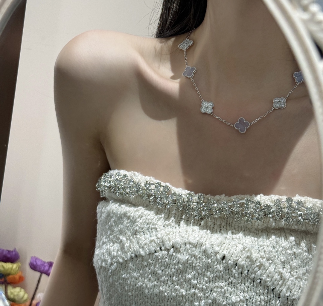 NO:631304,VCA Diamond Quatrefoil Gemstone Chain Purple Chalcedony Necklace #It’s so beautiful now in stock ~ The most fairy and temperamental necklace ♀ Super fairy ~ It has a fresh feeling and is very elegant. The key is very white. Jimei guys, hurry up, 88550,, necklace, Cardia high-end jewelry19860909VCA间钻四叶宝石链紫玉髓项链#现货也太美了～最仙女最气质的一条项链♀超级仙～小清新的感觉又很优雅关键很显白啊啊啊集美们快冲,88550,,necklace,卡迪亚高端饰品,Jewelry