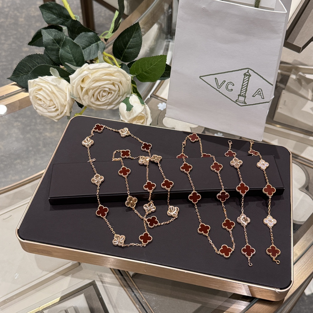 NO:631302,VCA limited edition red onyx series. Special new model. Very limited color combination. Really super exquisite and beautiful. Exclusively available. Limited quantity. Buy quickly. Cardia high-end jewelry19860909VCA限量版红玛瑙系列 特别新款 非常限量的颜色组合 真的超级精致好看独家上市 数量有限 快加购,,卡迪亚高端饰品,Jewelry