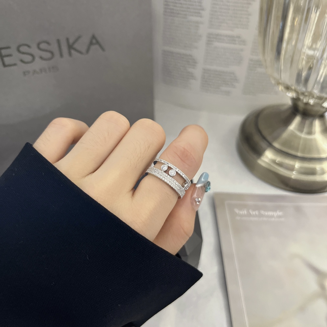 NO:677772,Today's new Messika XR012# smart double-ring full diamond ring. The three sliding diamonds in Messika's classic series symbolize the love of the past, present and future, reflecting the tacit moments of being together. The bright diamonds shine freely with every move. Ready to ship, ring, Cardia high-end jewelry19860909梅西卡今日新款 XR012#灵动双环全钻戒指 Messika 经典系列的三颗滑动钻石,象征过去、现在与未来之爱,映照心照不宣的相守点滴.璀璨钻石随举止恣意闪耀 现货即发,,ring,卡迪亚高端饰品,Jewelry