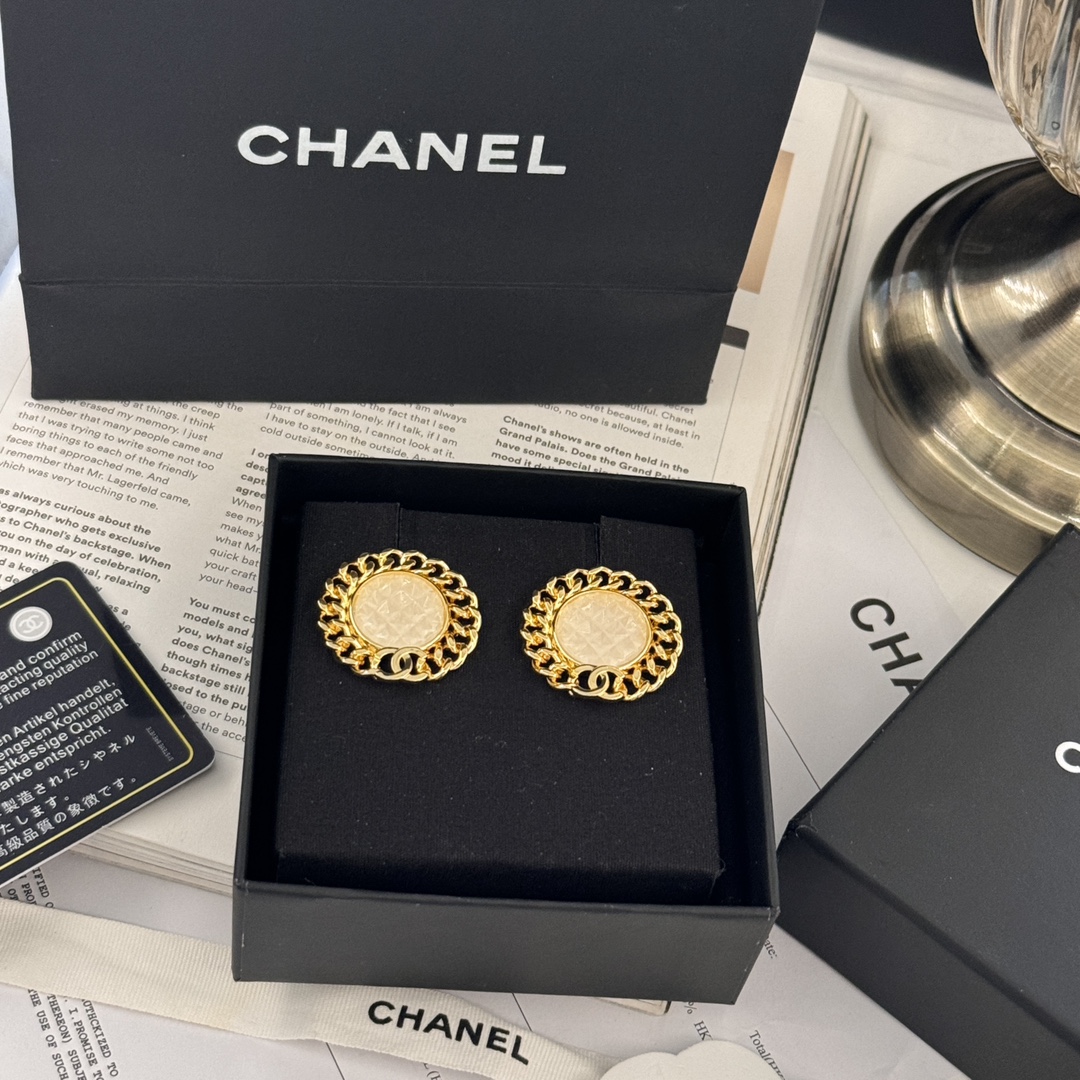 High-End Designer
 Chanel Jewelry Earring