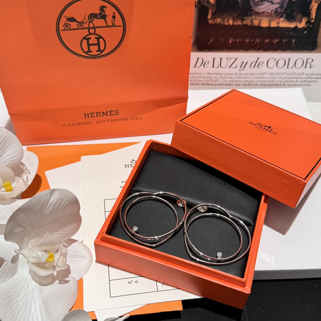 NO:677894,HE#Heart-shaped solitaire diamond earrings Veritge de cowry series. The name is particularly nice. It is the dizziness of the heart. The design is also simple and clear. The interlocking love hearts are so delicate and spicy ~ very simple and easy to match. earrings, Cartier high-end jewelry19860909HE#心形单钻耳环 Veritge de cowry系列 名字取得特别好听 是心脏的眩晕 设计也是简单明了 环环相扣成爱心太精致辣～ 特别简洁好搭,,earrings,卡迪亚高端饰品,Jewelry