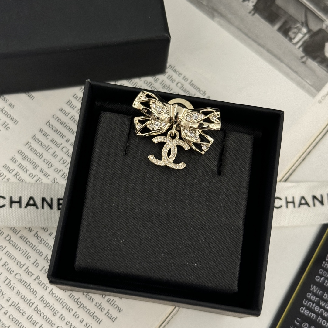 Diseñador de alta gama
 Chanel Joyas Broche Mejor sitio para la réplica
 Incrustados con diamantes